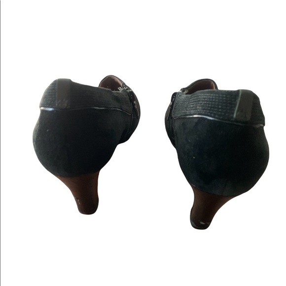 Clarks Artisan Black Suede Heeled Ankle Booties women’s size 8.5 - Picture 3 of 7